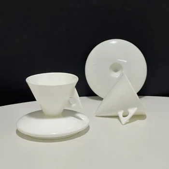 Baltos spalvos kūgio formos kaulų kinija espresso puodelis ir lėkštelė kūrybinė asmenybė keramikinis puodelis ir lėkštelė latte kavos rinkinys 