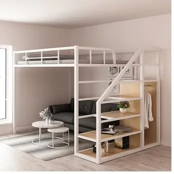 Geležies darbo padidėjęs lova, tuščias vieno viršutiniame aukšte erdvė taupymo mansarda langu, butas, aukštos ir žemos ketaus rėmo lova