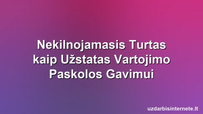 Ranka, laikanti namo raktą šalia grynųjų krūvos.